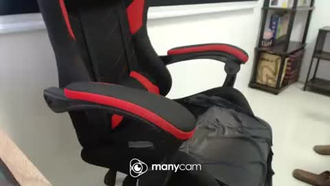 Snapshot of xxmonsterbigcockxx chatting on 12-14-25, 01:44 Kaycee online show from 12-14-25, 01:44