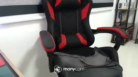 Snapshot of xxmonsterbigcockxx chatting on 12-14-25, 01:49 Kaycee online show from 12-14-25, 01:49