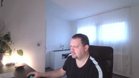 Snapshot of xxstrikerxx chatting on 01-22-25, 07:57 Eddi online show from 01-22-25, 07:57