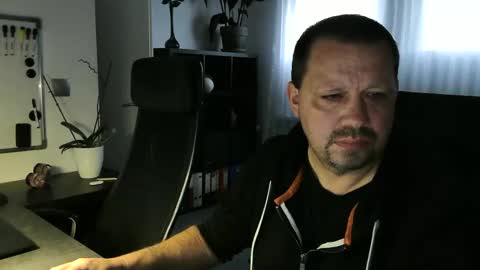 Snapshot of xxstrikerxx chatting on 10-27-25, 06:28 Eddi online show from 10-27-25, 06:28