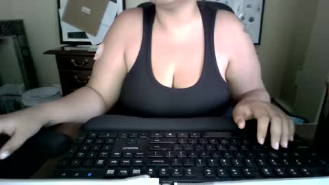 Snapshot of xxxmooui chatting on 05-19-26, 10:49 Elle online show from 05-19-26, 10:49