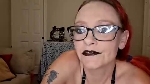 Snapshot of xxxqueenmandydickenz chatting on 04-10-26, 01:11 XXXQueenMandyDickenz online show from 04-10-26, 01:11