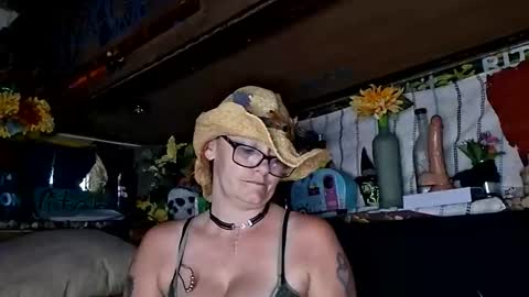 Snapshot of xxxqueenmandydickenz chatting on 05-13-26, 08:27 XXXQueenMandyDickenz online show from 05-13-26, 08:27