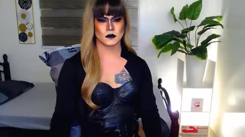 Snapshot of xyournightmarequeenx chatting on 06-09-26, 03:01 QueenMarina online show from 06-09-26, 03:01