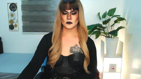 Snapshot of xyournightmarequeenx chatting on 06-18-26, 04:33 QueenMarina online show from 06-18-26, 04:33