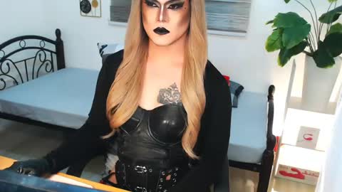 Snapshot of xyournightmarequeenx chatting on 06-26-26, 01:21 QueenMarina online show from 06-26-26, 01:21