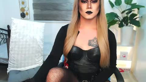 Snapshot of xyournightmarequeenx chatting on 07-09-26, 05:50 QueenMarina online show from 07-09-26, 05:50