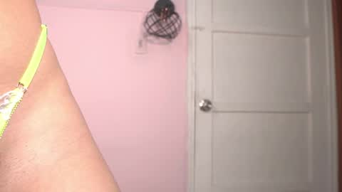 Snapshot of yahaira_26 chatting on 10-15-25, 12:00 petronila online show from 10-15-25, 12:00