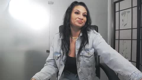Snapshot of yaraxcox chatting on 05-20-26, 02:51 Yara online show from 05-20-26, 02:51