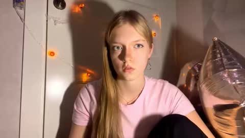 Snapshot of yasminmarus chatting on 11-11-25, 02:17 Amy online show from 11-11-25, 02:17