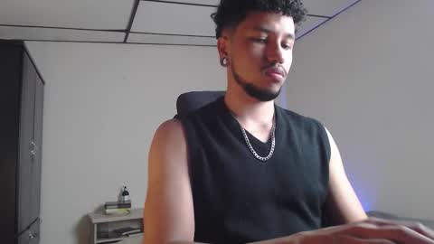 Snapshot of yeff_stone chatting on 10-21-25, 01:39 yeff online show from 10-21-25, 01:39