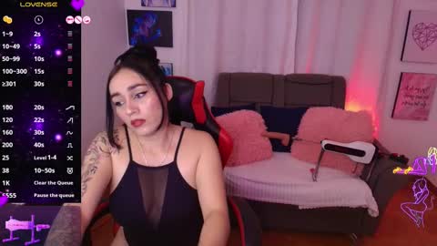 Snapshot of yeliana_sexy chatting on 10-14-25, 01:28 Valery  online show from 10-14-25, 01:28