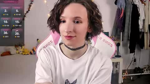 Snapshot of yellow_songbird chatting on 10-30-25, 03:02 Liya online show from 10-30-25, 03:02