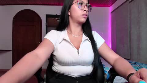 yesie_hot2 online show from 02-24-25, 12:30