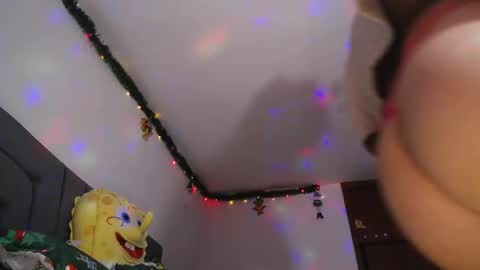 Snapshot of yinn_silver chatting on 12-12-24, 10:45 Yiny online show from 12-12-24, 10:45
