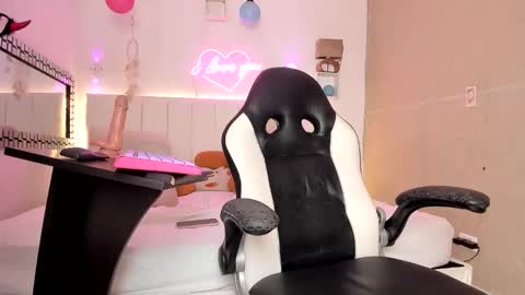 Snapshot of yised_vegas chatting on 11-14-25, 02:49 yised online show from 11-14-25, 02:49