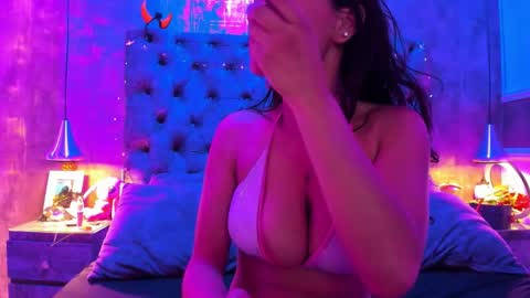 Snapshot of yiyisandoval chatting on 11-18-25, 08:13 yiyisandoval online show from 11-18-25, 08:13