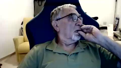Snapshot of yoska281 chatting on 06-12-26, 04:11 yoska281 online show from 06-12-26, 04:11