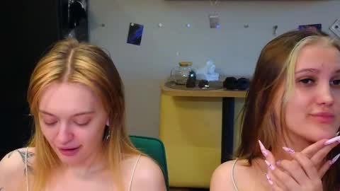 Snapshot of younona chatting on 05-08-26, 06:02 Anna and Luna online show from 05-08-26, 06:02