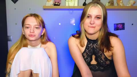Snapshot of younona chatting on 05-22-26, 06:02 Anna and Luna online show from 05-22-26, 06:02
