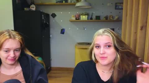 Snapshot of younona chatting on 05-25-26, 06:25 Anna and Luna online show from 05-25-26, 06:25
