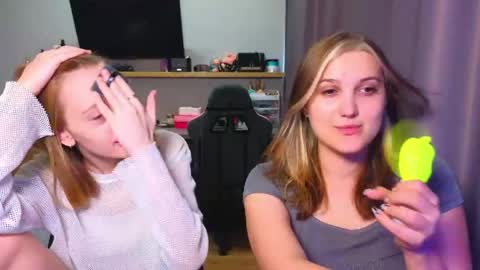 Snapshot of younona chatting on 06-06-26, 04:44 Anna and Luna online show from 06-06-26, 04:44