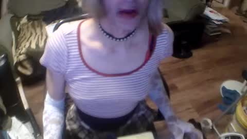 Snapshot of your_dog chatting on 12-11-24, 01:26 Taylor Tash online show from 12-11-24, 01:26