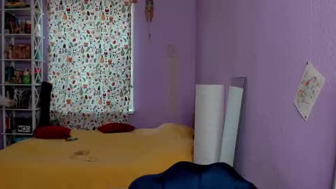 Snapshot of your_leslie chatting on 09-18-25, 01:35 Leslie online show from 09-18-25, 01:35