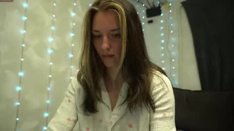 Snapshot of your_little_flexible_girl chatting on 05-17-26, 08:05 Meri online show from 05-17-26, 08:05