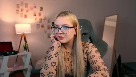 Snapshot of yourjullymoon chatting on 10-13-25, 06:35 Jully online show from 10-13-25, 06:35