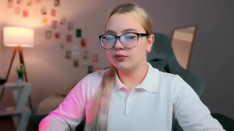 Snapshot of yourjullymoon chatting on 10-14-25, 05:52 Jully online show from 10-14-25, 05:52