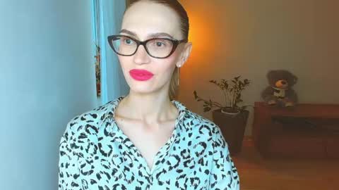 Snapshot of yourladysunshine chatting on 06-03-26, 09:01 Ksyusha online show from 06-03-26, 09:01