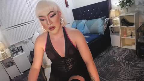Snapshot of yourlivingonurdream chatting on 02-17-25, 05:32 --               online show from 02-17-25, 05:32