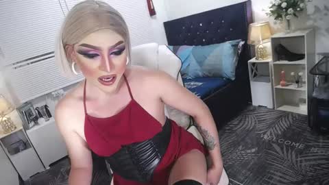 Snapshot of yourlivingonurdream chatting on 02-19-25, 02:01 --               online show from 02-19-25, 02:01