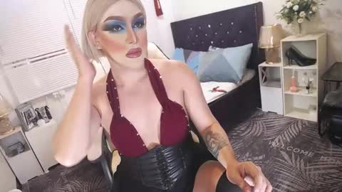 Snapshot of yourlivingonurdream chatting on 02-24-25, 07:44 --               online show from 02-24-25, 07:44