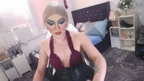 Snapshot of yourlivingonurdream chatting on 03-04-25, 11:32 --               online show from 03-04-25, 11:32