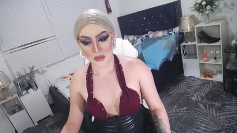 Snapshot of yourlivingonurdream chatting on 03-06-25, 03:45 --               online show from 03-06-25, 03:45