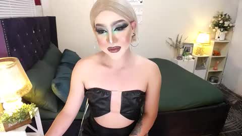 Snapshot of yourlivingonurdream chatting on 09-18-25, 02:19 --               online show from 09-18-25, 02:19