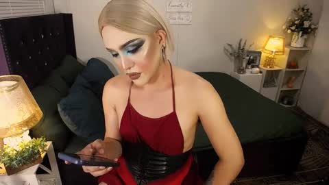 Snapshot of yourlivingonurdream chatting on 10-03-25, 10:18 --               online show from 10-03-25, 10:18