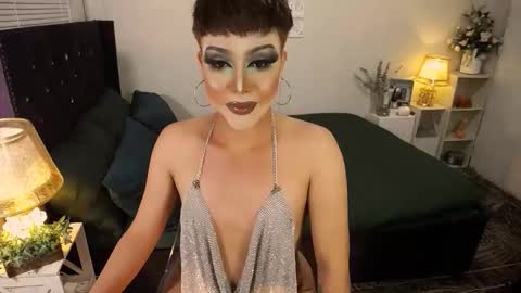 Snapshot of yourlivingonurdream chatting on 10-13-25, 07:52 --               online show from 10-13-25, 07:52