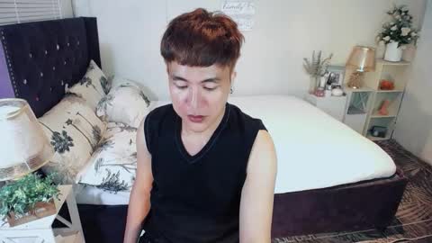 Snapshot of yourlivingonurdream chatting on 10-20-25, 02:39 --               online show from 10-20-25, 02:39