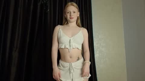 Snapshot of yourlovelyviki chatting on 02-19-26, 01:40 Mary online show from 02-19-26, 01:40