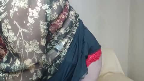 Snapshot of yourmilf4love chatting on 10-01-25, 03:51 lANA online show from 10-01-25, 03:51