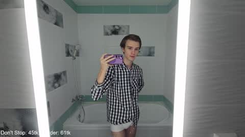 Snapshot of yueslang chatting on 12-27-24, 08:18 Yue Lang and Samm online show from 12-27-24, 08:18