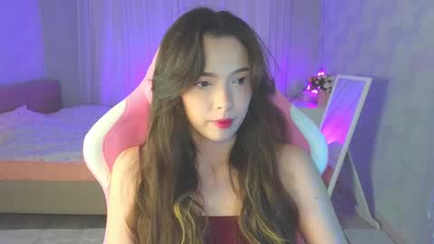 Snapshot of yuna_sunshy chatting on 11-21-25, 12:43 Yuna online show from 11-21-25, 12:43