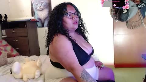 Snapshot of yvonn_jlove chatting on 11-10-25, 02:10 yvonn online show from 11-10-25, 02:10