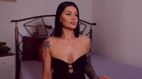 Snapshot of yvonneeverlee chatting on 06-01-26, 07:59 I V Y online show from 06-01-26, 07:59