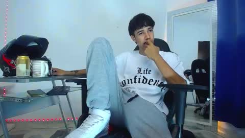 Snapshot of zacktk7 chatting on 12-24-24, 02:32 zack online show from 12-24-24, 02:32