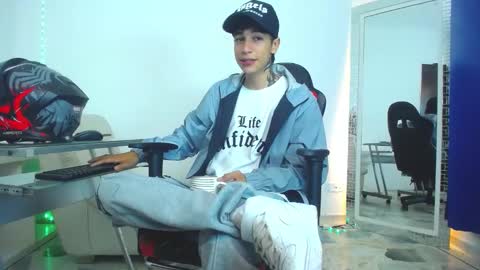 Snapshot of zacktk7 chatting on 12-25-24, 06:30 zack online show from 12-25-24, 06:30