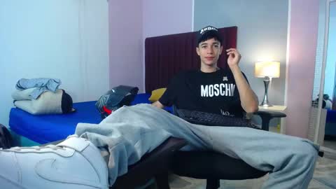 Snapshot of zacktk7 chatting on 01-04-25, 04:00 zack online show from 01-04-25, 04:00